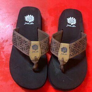 Women's Size 8.5 Brown Yellow Box Flip Flops